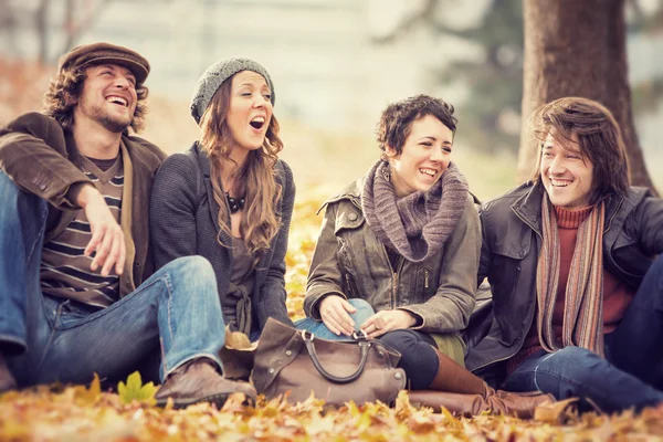 Група друзів розважаються в парку восени — стокове фото