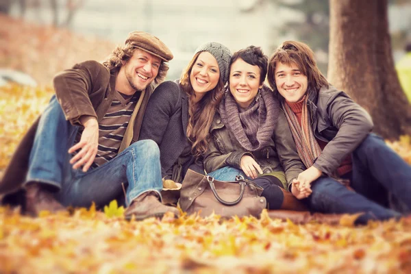 Freundeskreis hat im Herbst Spaß im Park — Stockfoto