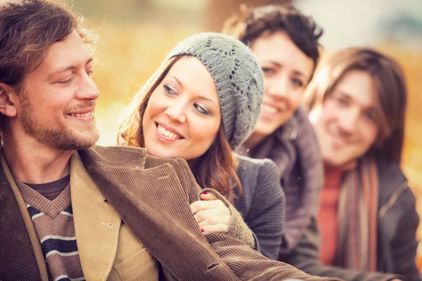 Grupp av vänner att ha roligt på park i höst — Stockfoto