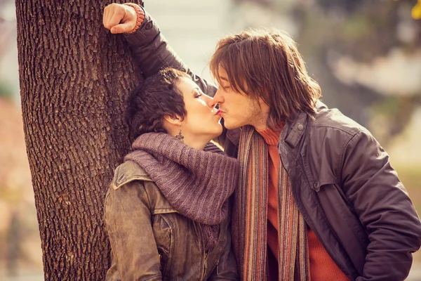 Романтическая влюбленная пара в парке осенью — стоковое фото