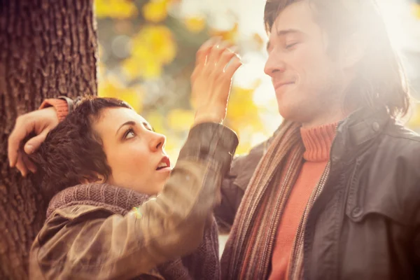 Romantische koppel in liefde op het park in het najaar — Stockfoto