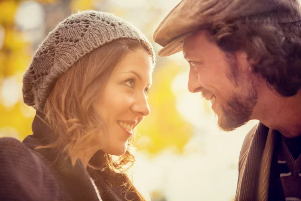 Pareja romántica enamorada en el parque en otoño — Foto de Stock