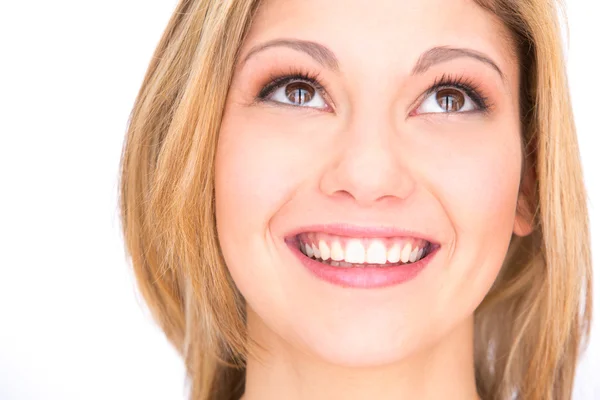 Jovem loira sorrindo mulher retrato com dentes perfeitos isolado no branco — Fotografia de Stock