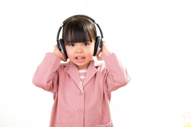 Küçük kız portre üzerinde beyaz izole kulaklık ile gülümseyen Asya