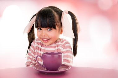pink izole çay ile Asya gülümseyen küçük kız