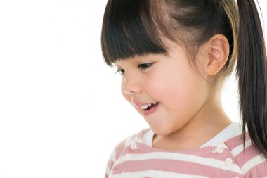 Asya gülümseyen kız beyaz izole helezon ile