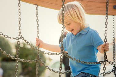 mutlu gülümseyen sarışın çocuk oyun Park