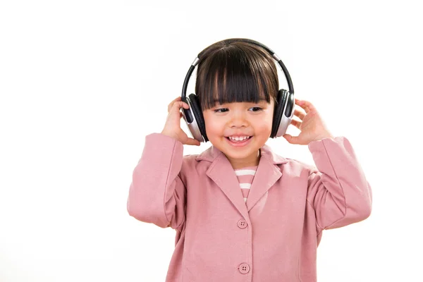 Asiática sonriente niña retrato con auriculares aislados en blanco —  Fotos de Stock