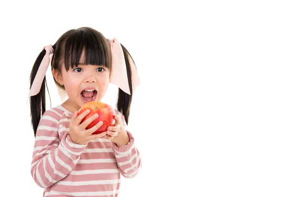 Asiático sorrindo menina comer um maçã isolado no branco — Fotografia de Stock