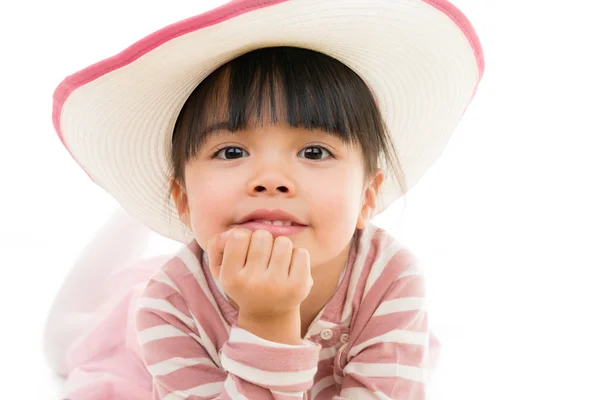 Asya gülümseyen kız beyaz izole şapka ile — Stok fotoğraf