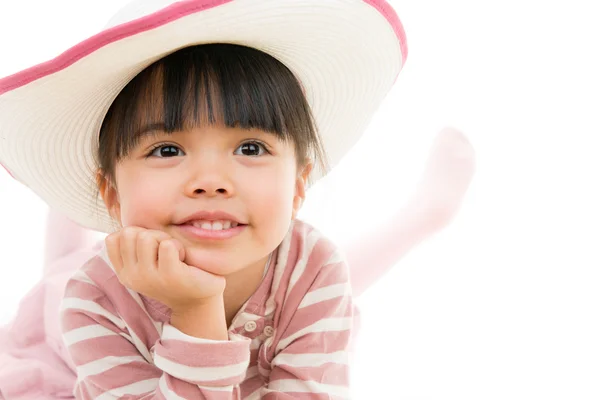 白で隔離の帽子とアジアの笑みを浮かべて少女 — ストック写真