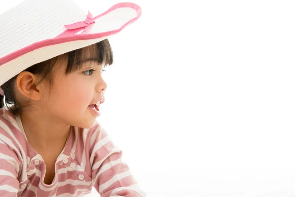 Asiático sorrindo menina com chapéu isolado no branco — Fotografia de Stock