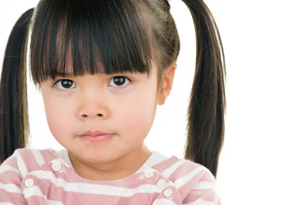 Asiático irritado menina com pigtail isolado no branco — Fotografia de Stock