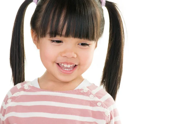 Asiatique souriant petite fille avec queue de cochon isolé sur blanc — Photo