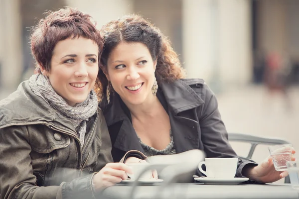 Couple of women have a coffee together in cityscape — Stock Photo, Image