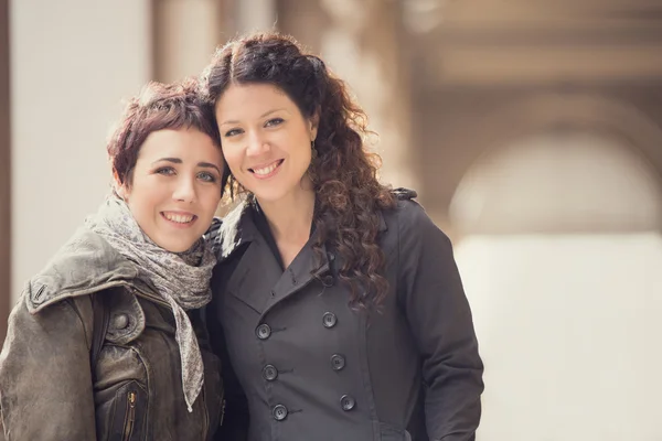 Couple of smiling women in cityscape — Stock Photo, Image