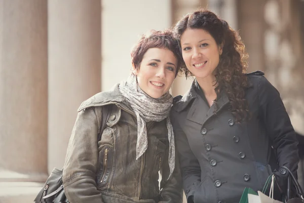 Couple of women shop together in cityscape — Stock Photo, Image