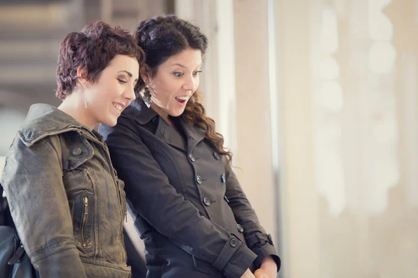 Couple of women shop together in cityscape — Stock Photo, Image