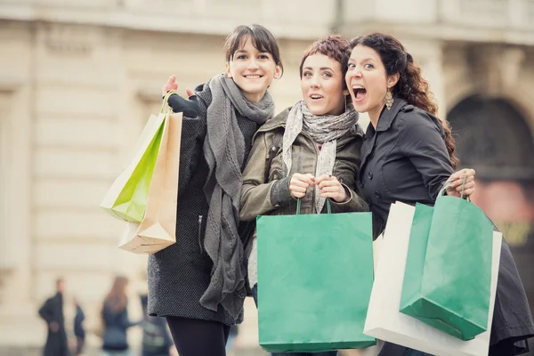 Smiling happy women shop together in cityscape — Stock Photo, Image