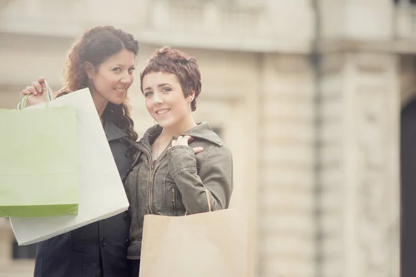 Sonrientes mujeres felices compran juntas en el paisaje urbano —  Fotos de Stock