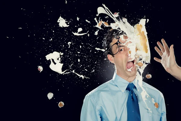 Nerd uomo d'affari con torta sul viso isolato su nero — Foto Stock