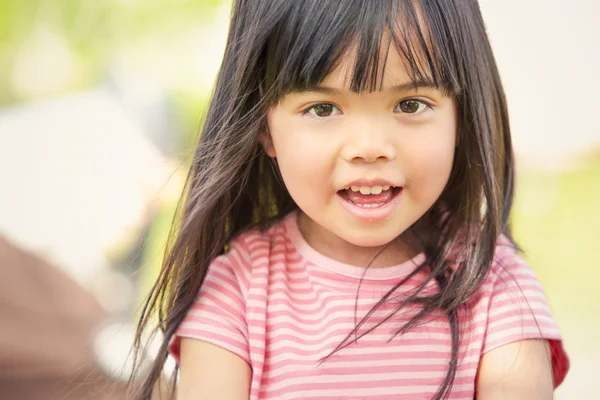 Felice asiatico sorridente bambino giocare in un giardino — Foto Stock