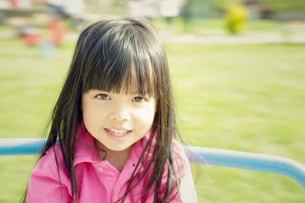 Felice asiatico sorridente bambino giocare in un giardino — Foto Stock