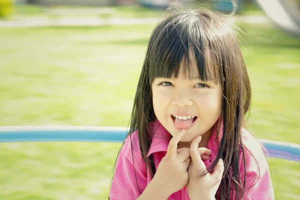 Felice asiatico sorridente bambino giocare in un giardino — Foto Stock