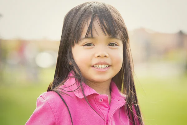 Felice asiatico sorridente bambino giocare in un giardino — Foto Stock