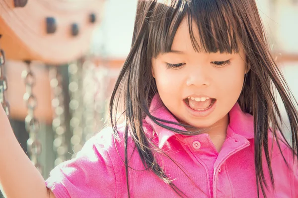 Feliz asiático sonriente niño jugar en un jardín —  Fotos de Stock