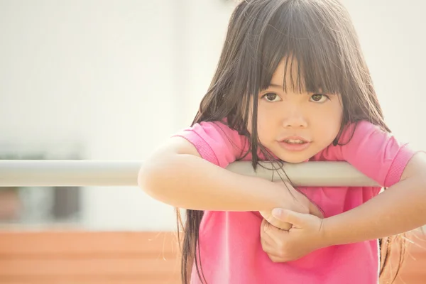 Heureux asiatique sourire enfant jouer dans un jardin — Photo