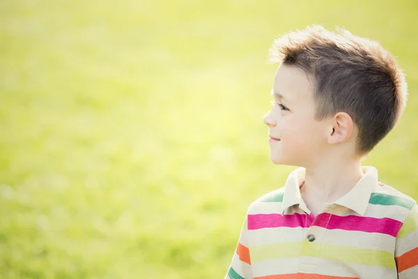 Gelukkig lachend blond kinderspel in het park — Stockfoto