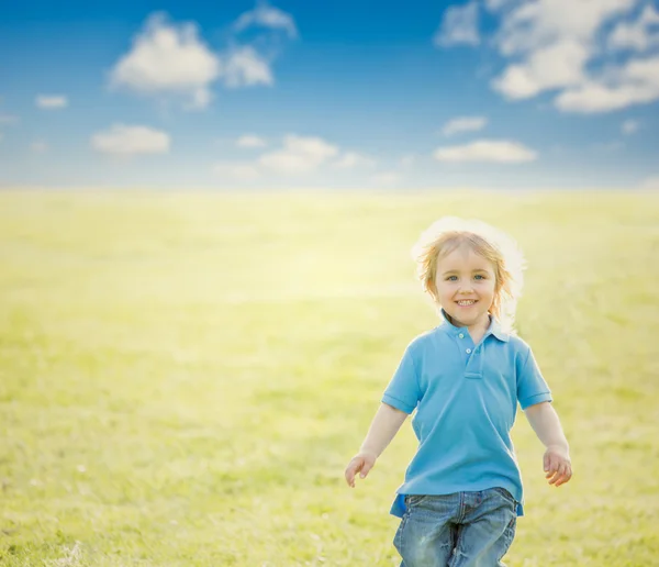 Felice sorridente bambino biondo giocare nel parco — Foto Stock