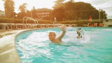 Havuz içine dalış yaz günde dört genç arkadaşlar  