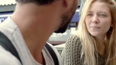 Genç adam açık genç, güzel ve sarışın bir kadınla konuşuyor