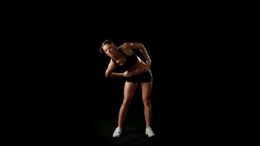 atletik kadın egzersizleri yapıyor