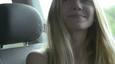 Bir seyahat sırasında genç güzel kadın 