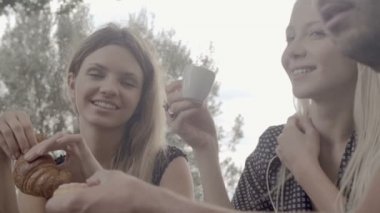 İtalyan kahvaltısı sırasında mutlu arkadaş grubu 