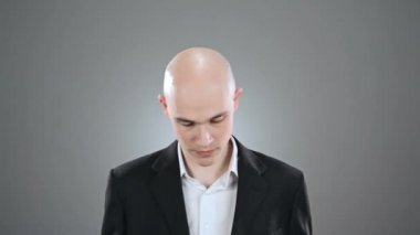 Adam gösteren yüz ifadeleri 