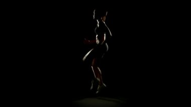 Genç atletik kadın egzersizleri yapıyor 