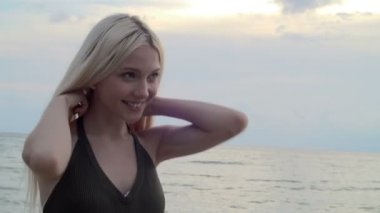 Kadın gülümseme sahilde  