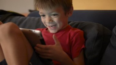Kanepe evde tablet ile çocuk oyun