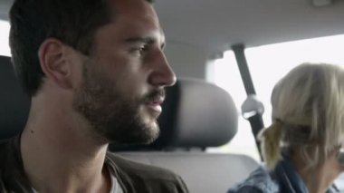 Arkadaşlar bir seyahat sırasında konuşuyor