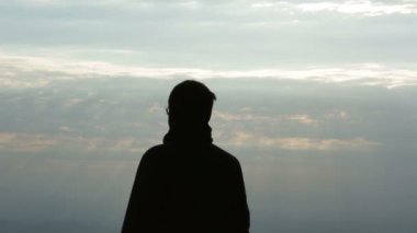 Genç adam siluet panorama keyif alıyor