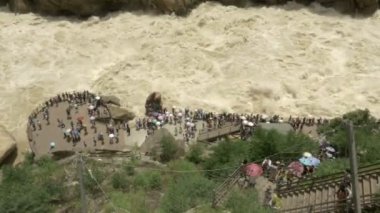 Turist Jinsha Nehri üzerinde sıçrayan Gorge yazarak doğal Kanyon