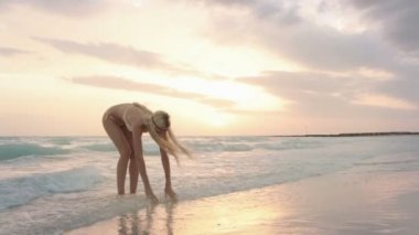 Genç kadın su ile oynar