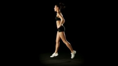 Sporstwear giyen genç atletik kadın  