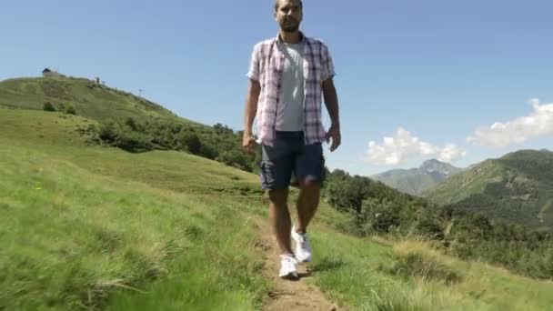 Vooraanzicht van de jonge man wandelen in de bergen buiten natuur landschap — Stockvideo