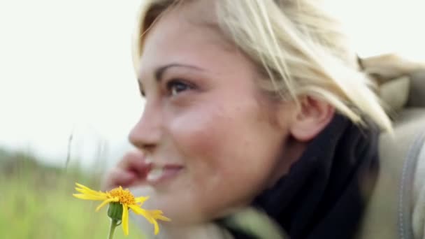 Jonge mooie blonde vrouw is het bewonderen van het panorama op de berg — Stockvideo