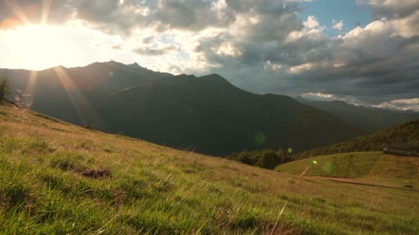 Paisagem montanhosa italiana ao pôr do sol — Vídeo de Stock